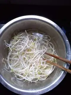 Make The green bean sprouts step 0