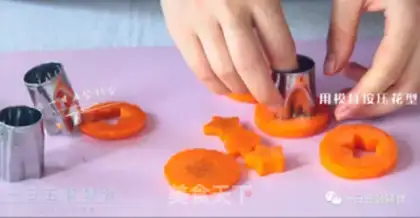 Make Egg lollipop step 1