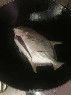 Make Tomato goldfish step 1
