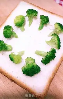 Make Breakfast mini pizza step 3