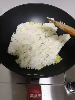 Make Breakfast egg fried rice step 3