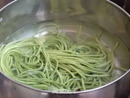Make Tomato, spinach noodles step 8