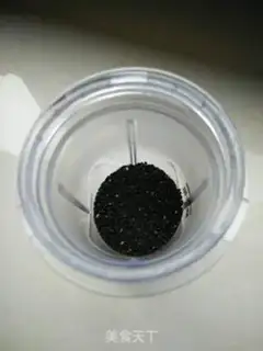 Make "Red sugar, black sesame varnish." step 3