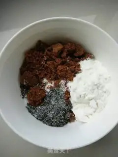 Make "Red sugar, black sesame varnish." step 4
