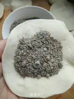 Make "Red sugar, black sesame varnish." step 9