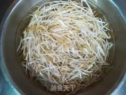 Make Sour green bean sprouts step 0