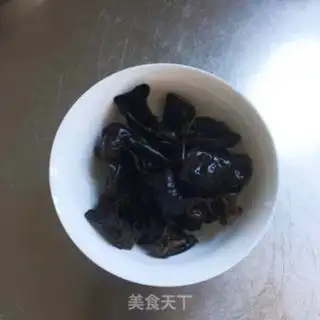 Make cucumber mollusk soup step 1