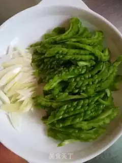 Make Scrambled eggs step 1