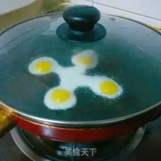 Make Fried quail eggs step 1