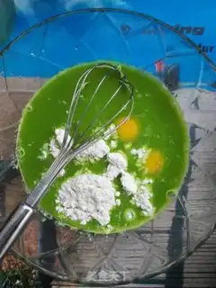 Make Five-colour green egg rolls step 3