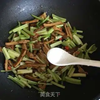 Make Celery fried beans step 8