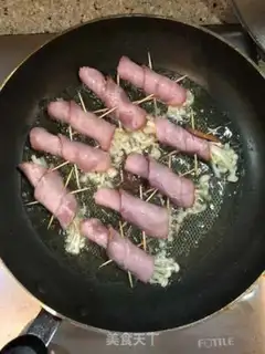 Make Gin and mushroom bacon rolls step 1