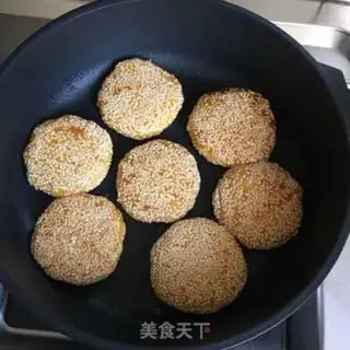 Make Red potato sesame cake step 9