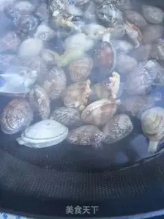 Make Scrambled clams step 1