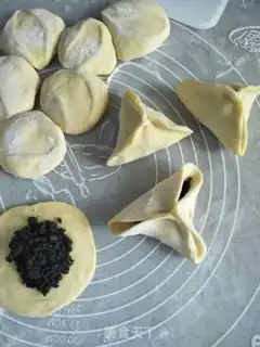 Make Black Sesame Sugar Pumping Triangle step 5