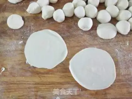 Make Three dumplings of crayfish step 5
