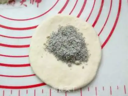 Make Black-sesame peanut sugar triangle step 9