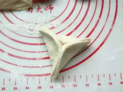 Make Black-sesame peanut sugar triangle step 10