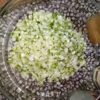 Make cucumber pork dumplings step 2
