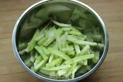 Make Green pepper for watermelon step 1