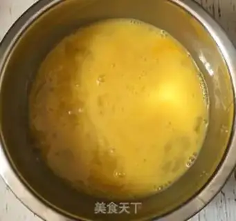 Make Scrambled eggs step 1