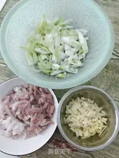 Make Onion fried meat step 1