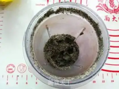 Make Red-smelted, black-sesame peanut pie step 7