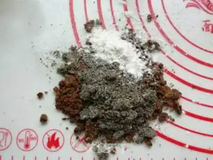 Make Red-smelted, black-sesame peanut pie step 8
