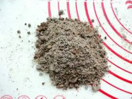 Make Red-smelted, black-sesame peanut pie step 9
