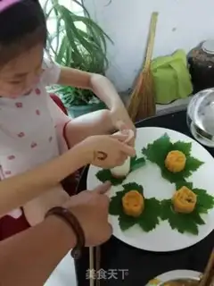 Make Flowers of melons step 6