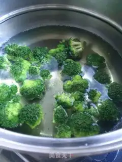 Make A broccoli eggcake step 1