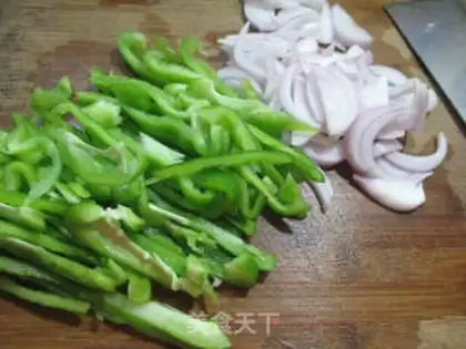 Make Onion fried light pepper step 2