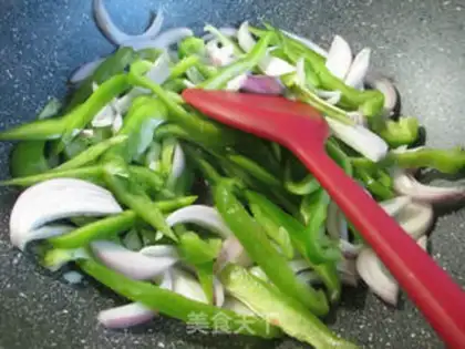 Make Onion fried light pepper step 3