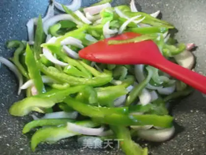 Make Onion fried light pepper step 5
