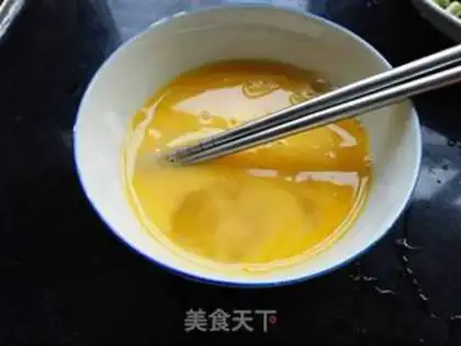 Make Eggs fried bean horns step 1