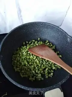 Make Eggs fried bean horns step 2
