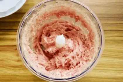 Make Chicken meatballs with sand and tea step 2