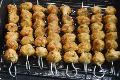 Make Chicken meatballs with sand and tea step 8