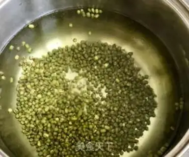 Make Pumpkin green bean congee step 1