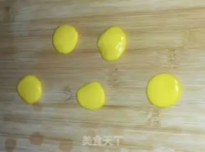 Make Rolling candy roses step 1
