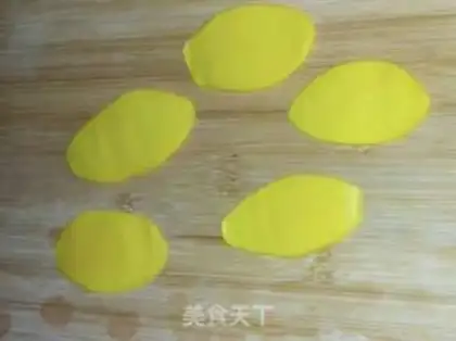 Make Rolling candy roses step 2