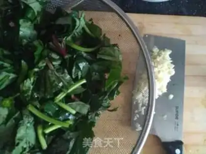 Make Garlic melon leaves step 1