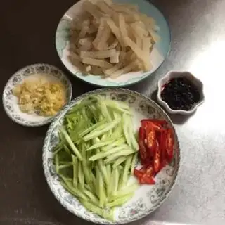 Make Celery with pig skin step 0