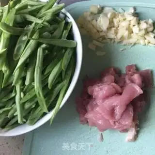 Make Garlic meat chops for four season beans step 0