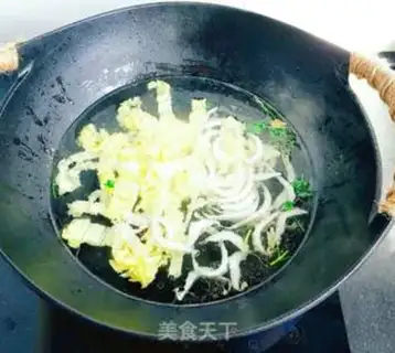 Make Nutritional hot noodles step 1