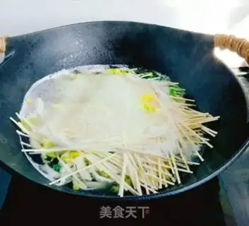 Make Nutritional hot noodles step 2