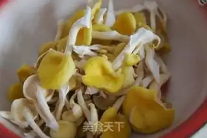 Make Gold mushroom fried elbow meat step 1
