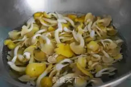 Make Gold mushroom fried elbow meat step 2