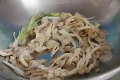 Make Gold mushroom fried elbow meat step 4