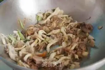 Make Gold mushroom fried elbow meat step 5